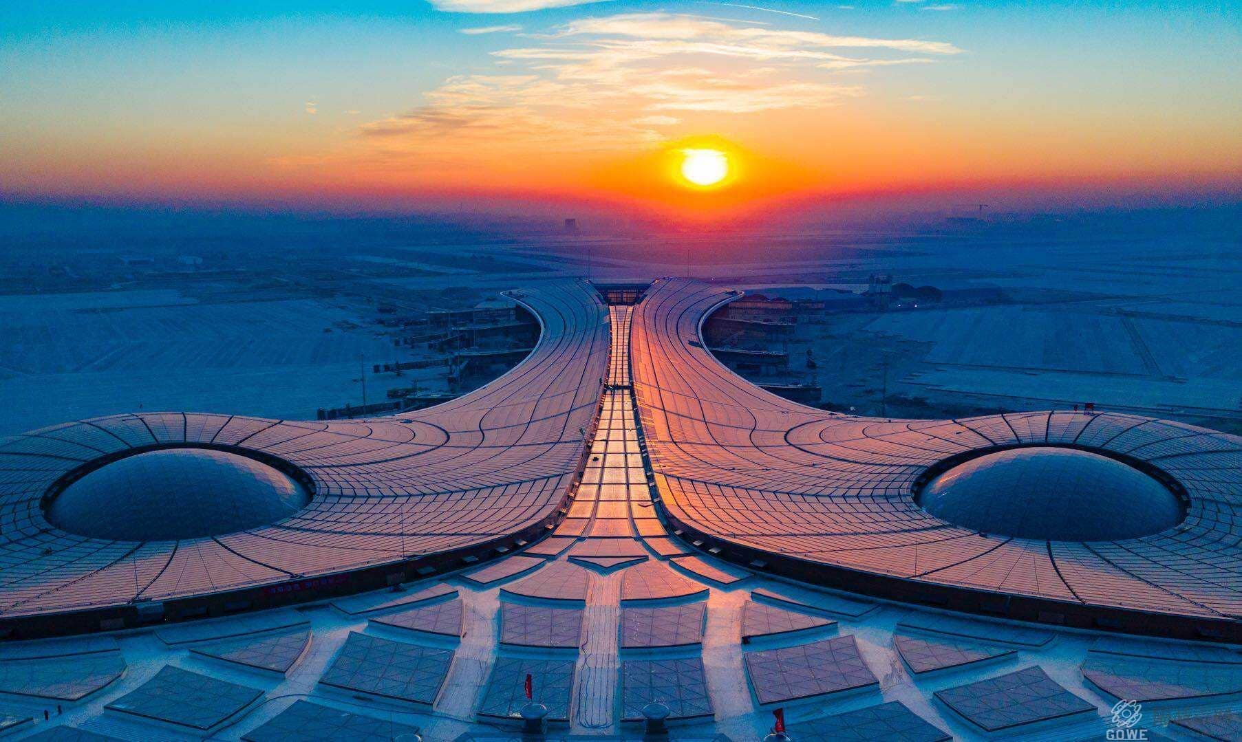 北京大兴新机场主要工程竣工 夜晚候机楼更绚丽